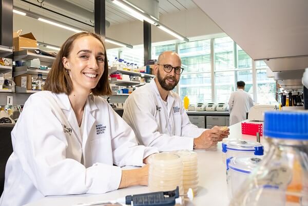 Ashleigh Kropp y Rhys Grinter en el laboratorio del Instituto de Descubrimiento de Biomedicina de la Universidad de Monash