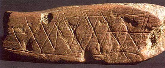 Tablilla de ocre con formas geométricas talladas encontrada en Blombos (Sudáfrica). 