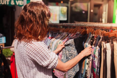 Mujer escogiendo ropa en una tienda