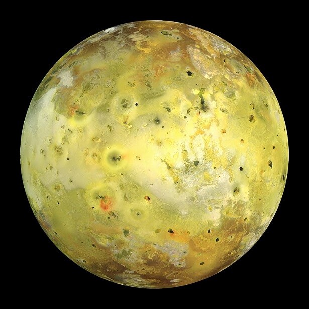Composición de imágenes de Ío obtenidas por la sonda Galileo en 1996