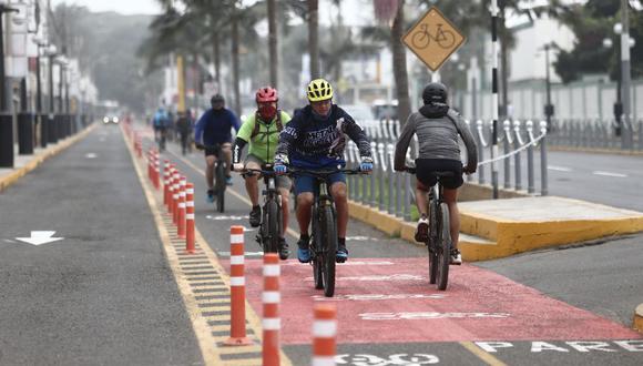Ciclistas moviéndose por una ciclovía