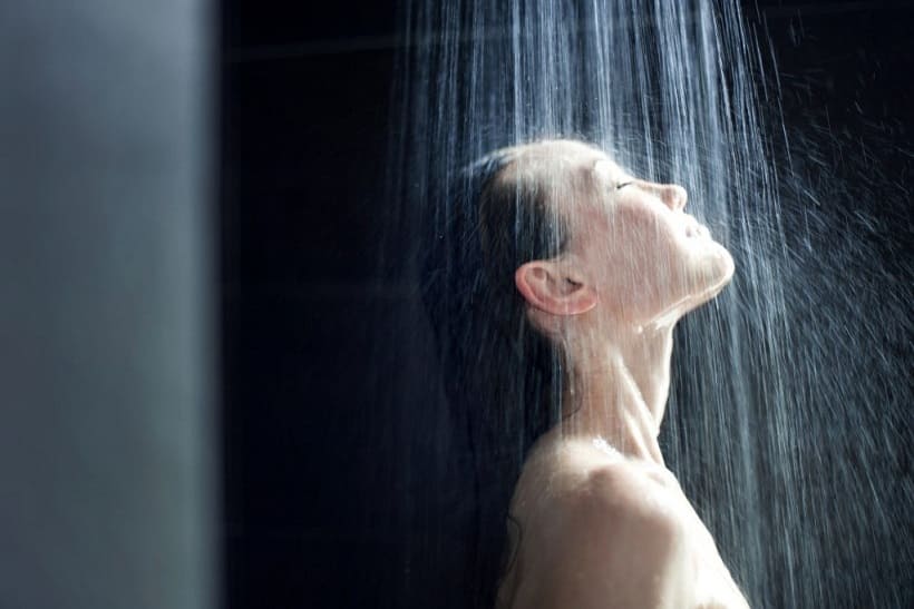 Mujer bajo la ducha pensando