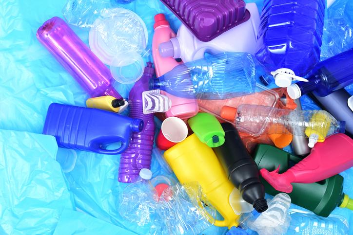 Botellas y envases de plástico en la basura