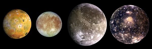 los cuatro satélites más grandes de Júpiter, conocidos como "satélites galileanos"