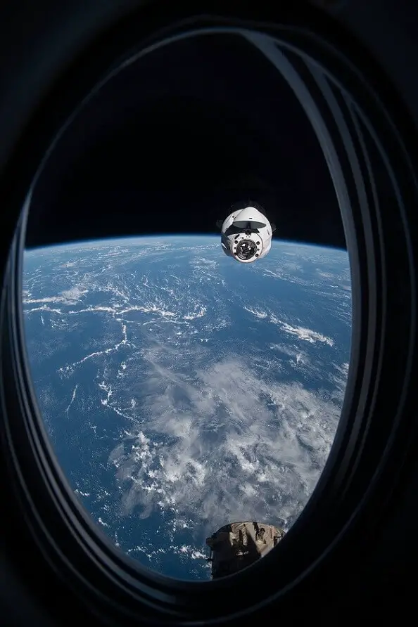 nave espacial Crew Dragon es observada desde la ventana de la Crew Dragon Resilience
