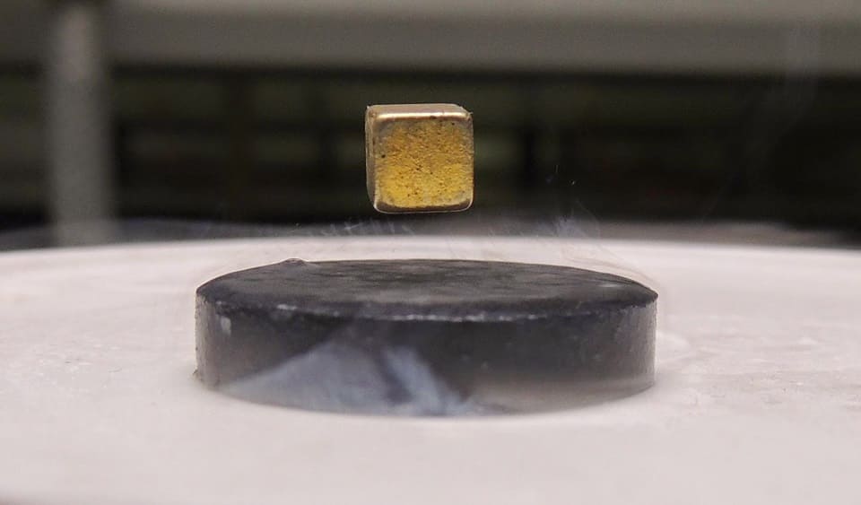 Imán de neodimio levitando sobre un disco superconductor