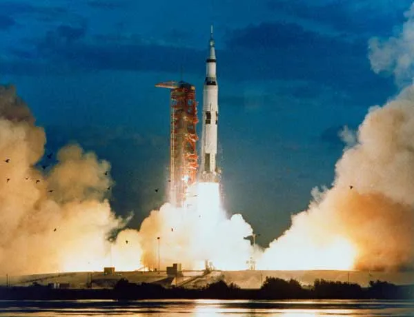 Cohete Saturno V despegando