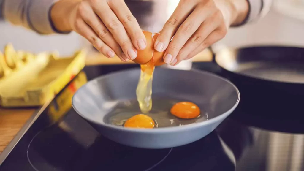 huevos en una sartén 