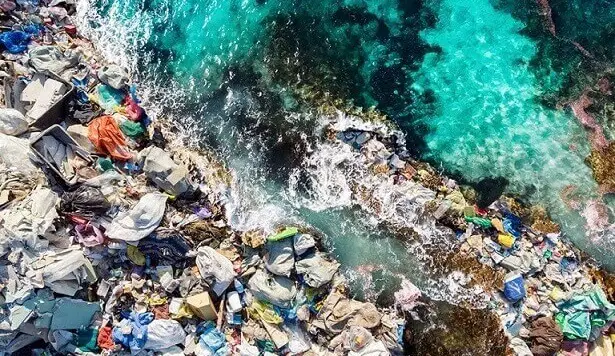 Basura plástica en la orilla del mar