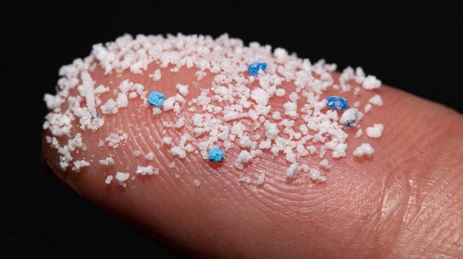 Dedo humano con microplásticos