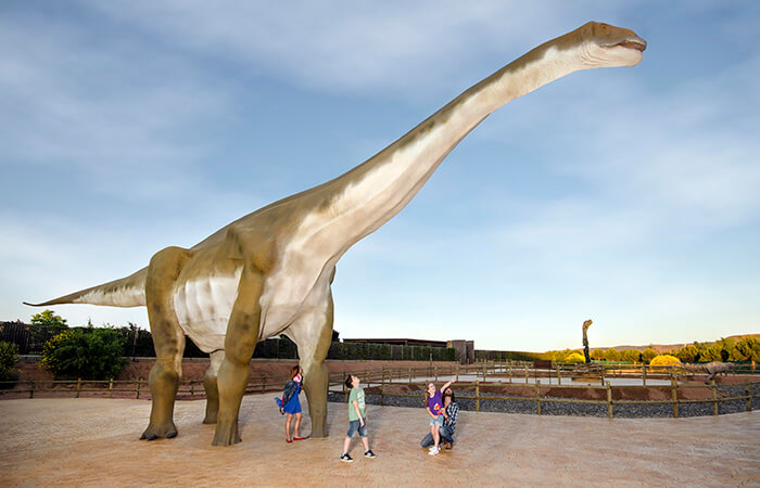 maqueta de dinosaurio dentro del Parque Temático Dinópolis en Teruel, España.