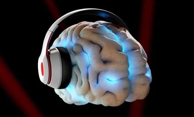 cerebro con audífonos escuchando música