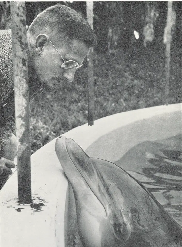 John Lilly junto a un delfín