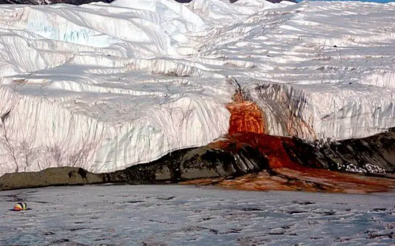 Las famosas cataratas "sangrientras" del glaciar Taylor en la Antártida.