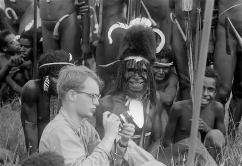 Michael Rockefeller con nativos de la tribu Asmat