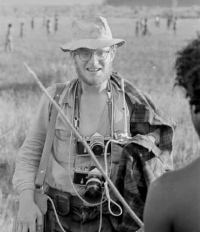 Michael Rockefeller con su cámara en Papúa Guinea