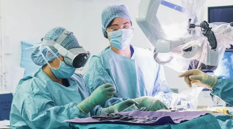 Cirujanos del Reino Unido utilizan gafas Apple Vision Pro para realizar cirugía de columna y el resultado fue un éxito