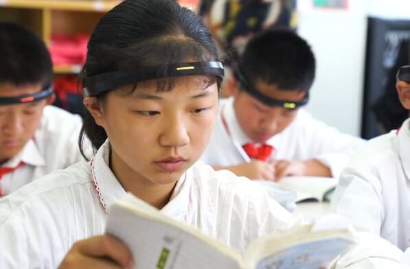 El experimento chino donde probaban vinchas con sensores para medir actividad neuronal y nivel de atención de alumnos en clase